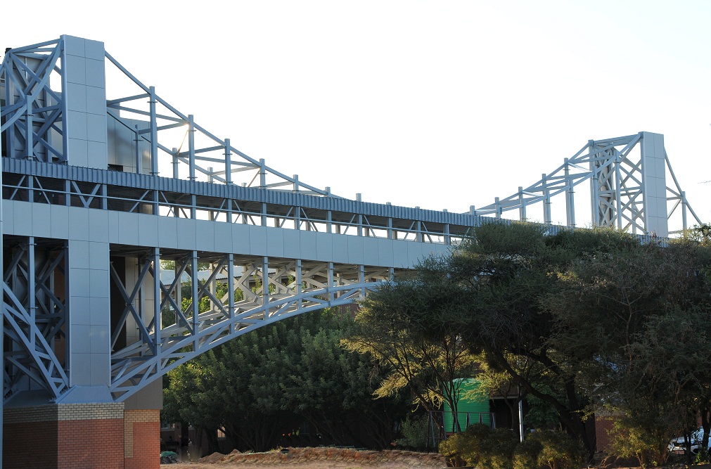 博茨瓦纳大学钢结构过街天桥工程.jpg